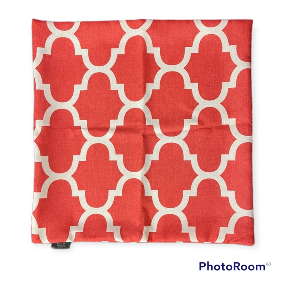 NWOT - Quatrefoil Square Pillow cover. 19” square.